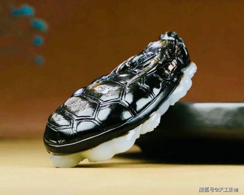 带黑皮的山料"龙龟"!揭秘奇���的和田玉俄黑皮料!